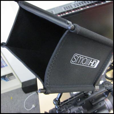 Der SmallHD AC7 ist ein Vorschaumonitor mit HDMI, SDI und Komponenten Eingang. Hier dargestellt mit Sonnenschutz. Leihen Sie den Monitor bei der Pionierfilm.
